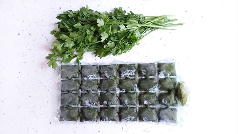 Suco de salsa com limão em bolsas de gelo, foto 12