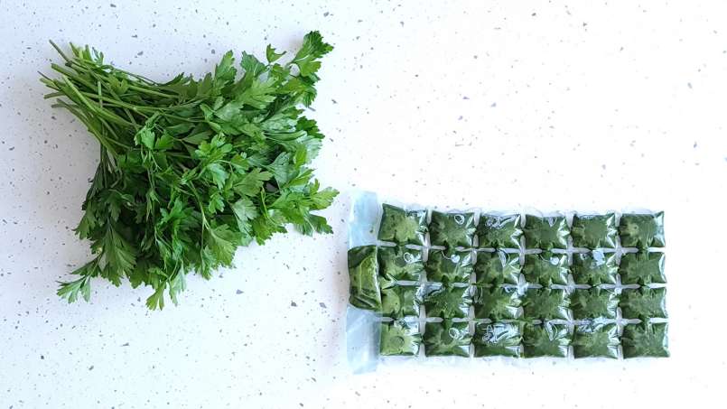 Suco de salsa com limão em bolsas de gelo, foto 13