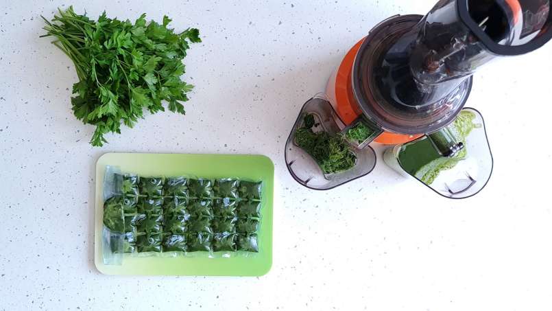 Suco de salsa com limão em bolsas de gelo, foto 15