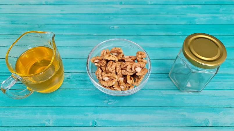 Grãos de nozes com mel em um pote, foto 6