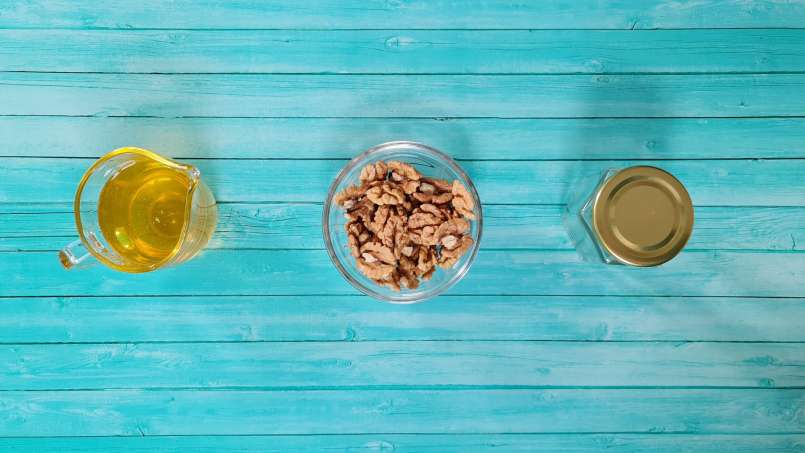 Grãos de nozes com mel em um pote, foto 7