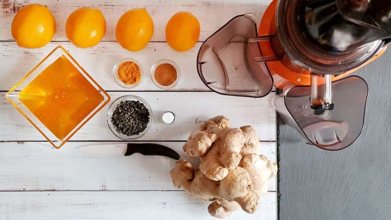 Suco de gengibre com mel, limão, chá verde, cúrcuma, canela e hortelã, foto 1