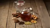 Chá frio com alcaçuz, canela, cravo e camomila