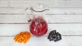 Suco energético de espinheiro-mar e aronia com gengibre, limão e mel